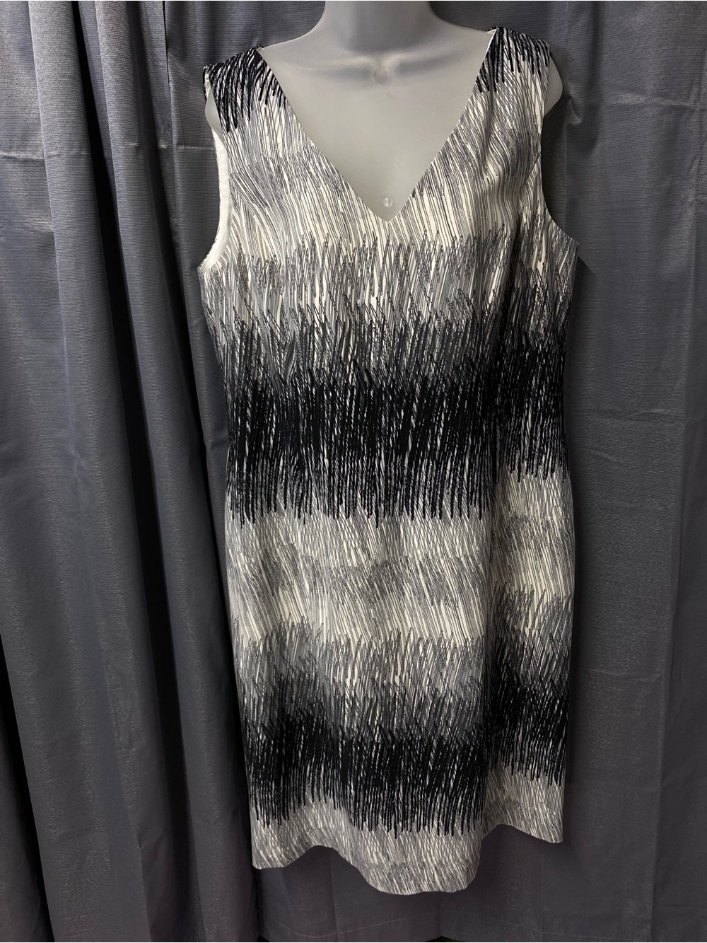 Anne Klein Black and White Sleeveless V-Neck Midi Dress